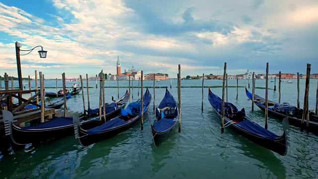 意大利威尼斯泻湖上的贡多拉视频素材