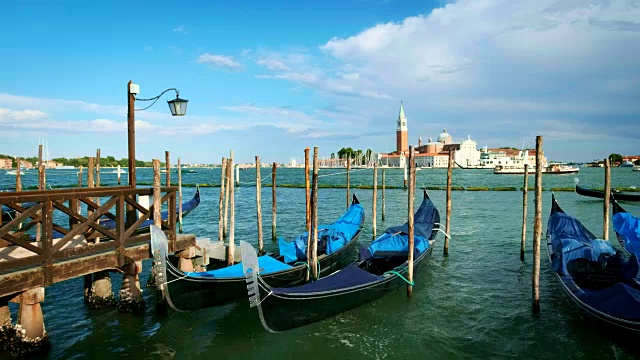 意大利威尼斯泻湖上的贡多拉视频素材