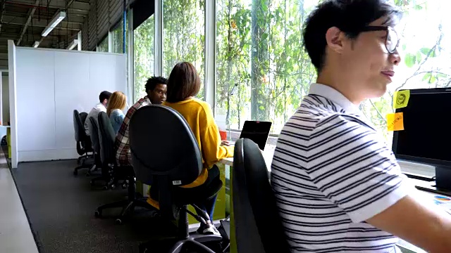 一群人在办公室的桌子上处理不同的事情视频素材