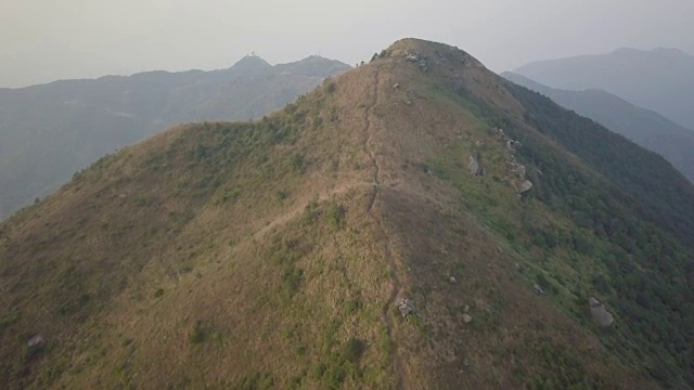 从空中俯瞰狮子山山顶日落时的香港视频下载