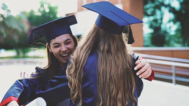 毕业的学生拥抱她的朋友视频素材