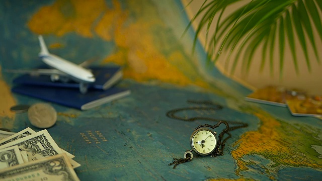 旅行的概念。热带度假主题，世界地图，蓝色护照和飞机。准备假期，旅行视频下载