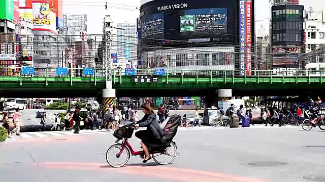 在日本东京，人群走在新宿十字路口视频素材