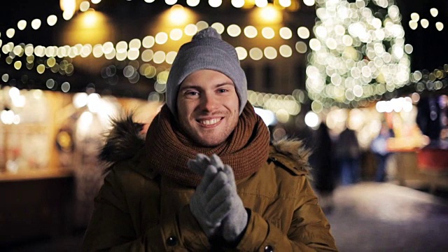 圣诞市场上微笑的男人视频素材