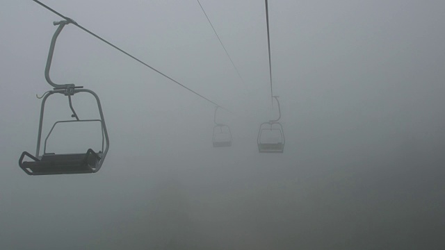 在保加利亚的瑞拉国家公园，缆车(椅子升降机)从雾海中升起视频素材
