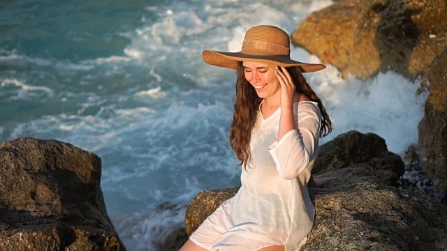 年轻美丽的少女在海边享受日落视频素材