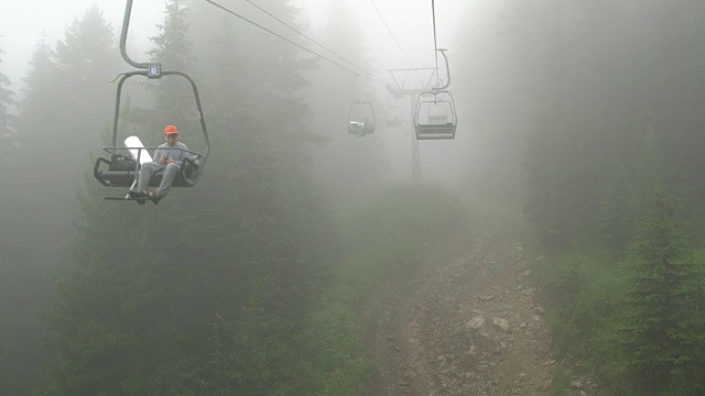 在保加利亚的瑞拉国家公园，缆车(椅子升降机)从雾海中升起视频素材