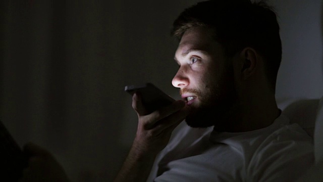 男人用智能手机在晚上录音视频下载