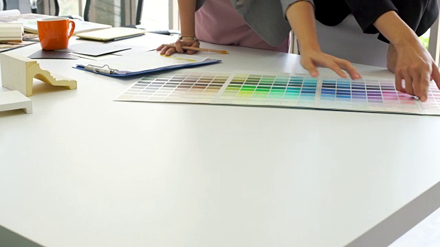 创意团队见表格上的颜色图表视频素材
