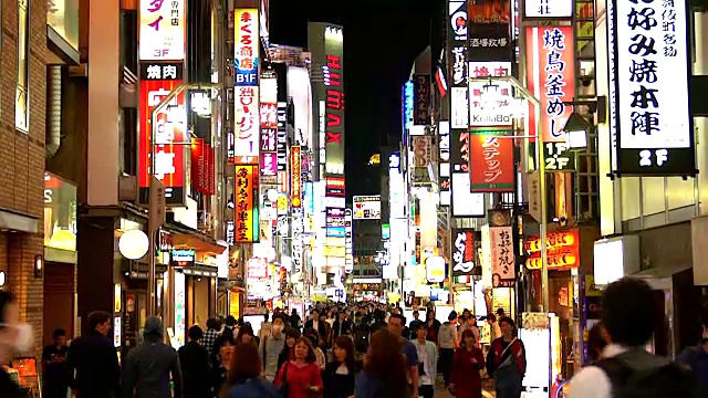日本东京，一群人在晚上走在歌舞伎町上视频素材