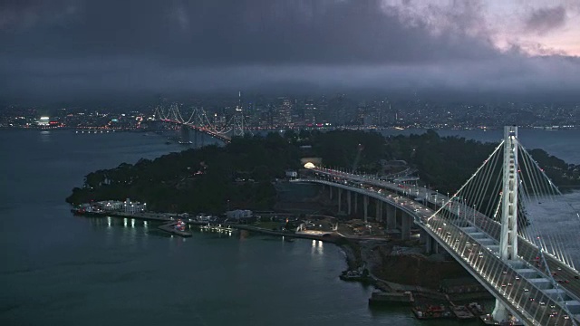 空中旧金山-奥克兰海湾大桥和芳草岛黄昏俯瞰旧金山市视频下载