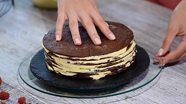 巧克力蜂蜜层蛋糕Medovik。专业的糖果师制作美味的蛋糕。视频素材