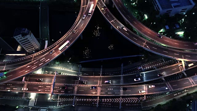 东京夜间公路鸟瞰图视频素材