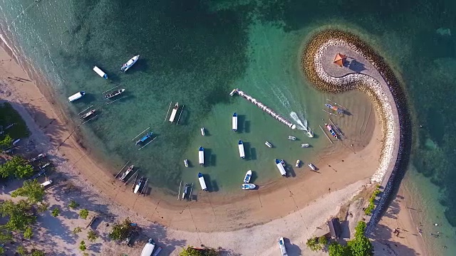 巴厘岛海岸与象征性的防波堤鸟瞰图视频下载