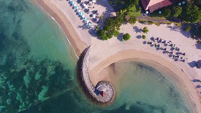 巴厘岛海岸与象征性的防波堤鸟瞰图视频下载