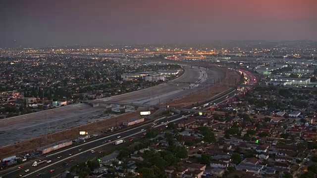 黄昏时分，空中飞过洛杉矶的一部分视频素材
