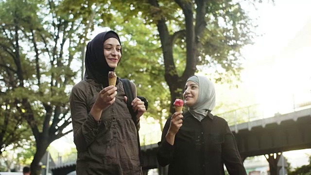 穆斯林女性朋友吃冰淇淋(慢镜头)视频素材