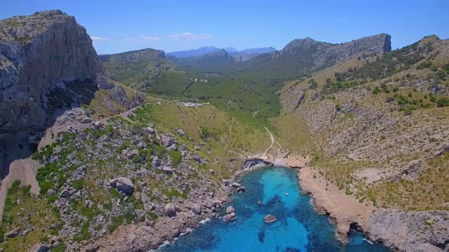 Cala Figuera和Serra de Tramuntana山脉附近的Cap Formentor在西班牙的马略卡岛巴利阿里岛视频素材