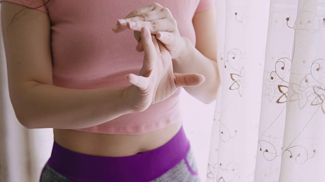 妇女按摩她患关节炎的手和手腕视频素材