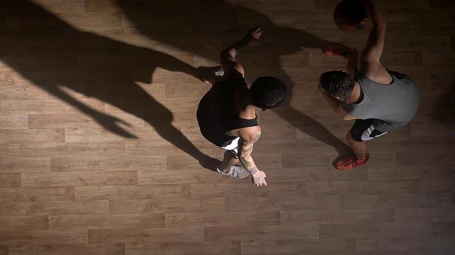 Topshot是指篮球运动员在比赛中面对面在场上进行比赛视频素材