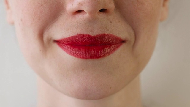 女人的红唇特写。视频素材
