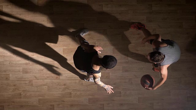 Topshot是指两名篮球运动员在场上面对对方，试图抢球视频素材