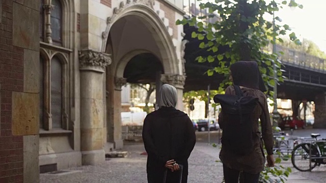 两位女性穆斯林朋友在柏林通勤(慢镜头)视频素材