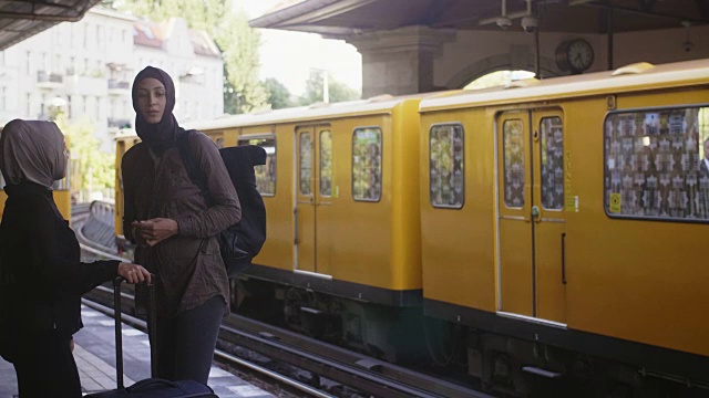 两位女性穆斯林朋友发现城市(慢镜头)视频素材