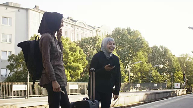 两名女性穆斯林乘客在柏林等地铁(慢镜头)视频素材