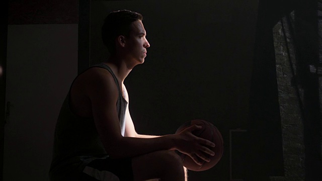 篮球运动员坐着，等待比赛开始，去操场视频素材