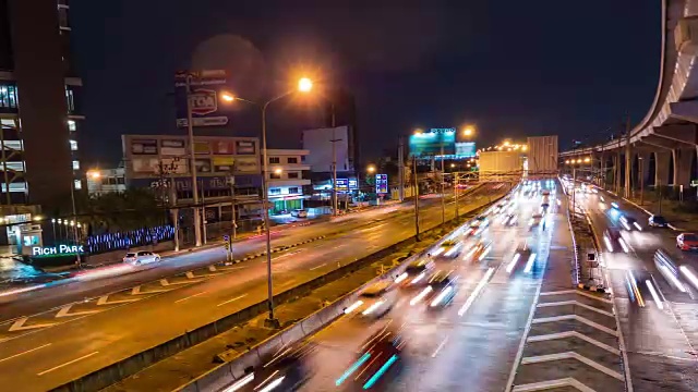 泰国曼谷多彩的夜间交通视频素材