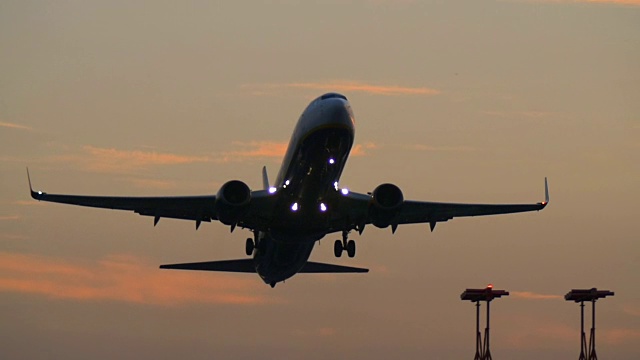 客机在日落时分起飞。视频素材