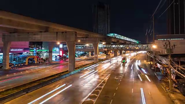 T/L ZO多彩的夜间交通在曼谷，泰国视频素材