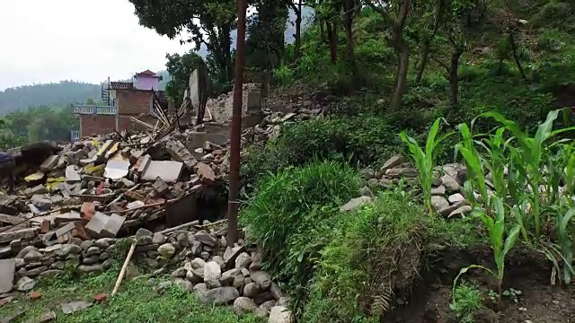 2015年5月，尼泊尔，街道上空，瓦砾，废墟，街道上的人们视频下载