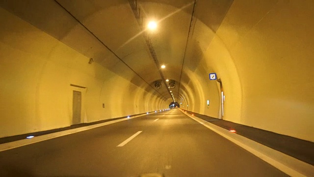 夜晚在空旷的高速公路上穿过隧道视频素材
