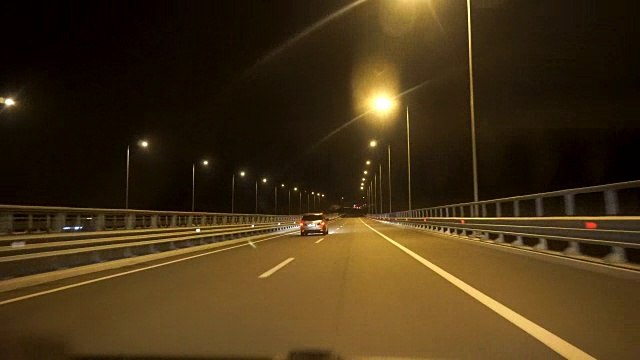 夜晚在空旷的高速公路上穿过隧道视频素材