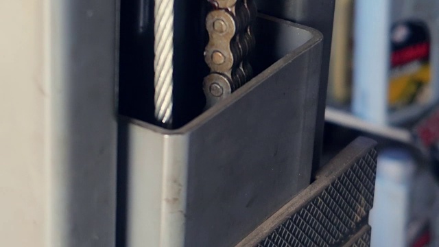 不锈钢链条闭路电源升降机视频素材