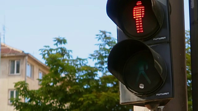 行人交通灯-绿灯和红灯，城市气氛视频素材