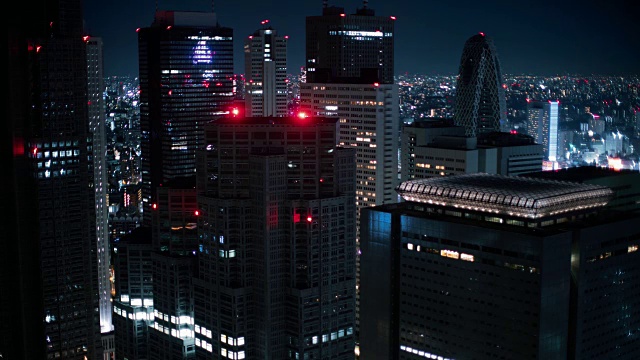 大城市夜晚的时光流逝。灯火通明的摩天大楼。视频素材