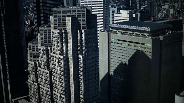 阳光照在摩天大楼上的大城市。视频素材