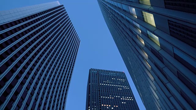 东京摩天大楼的低角度滑翔拍摄。金融区。晚上的天空景观和城市景观。视频素材