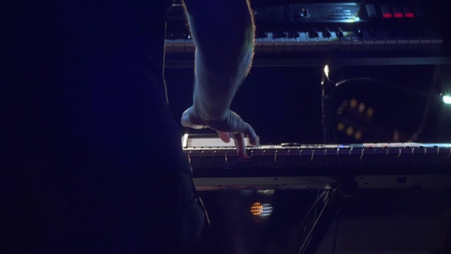 在音乐会上弹钢琴视频下载