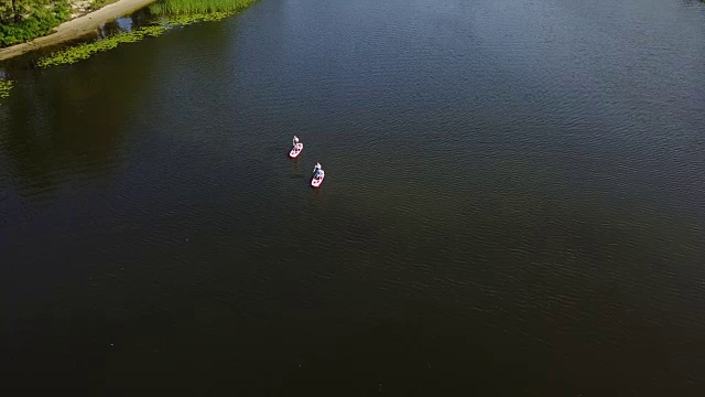 年轻人在河上划皮艇视频素材