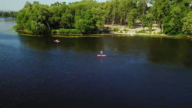 三个年轻人在河上划皮划艇视频素材