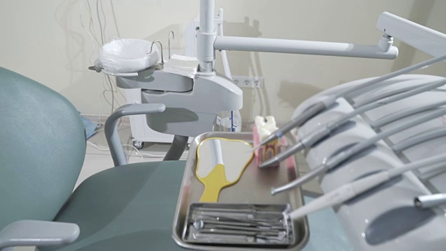 牙科诊所配备了专门的牙科治疗和病人入院设备。Bormachine，推车，牙科椅视频素材