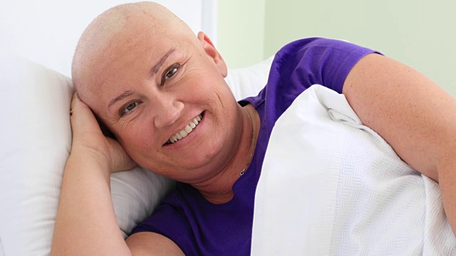 女性癌症患者微笑视频素材