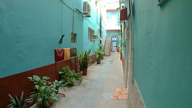 古巴哈瓦那老城多彩的街道和小巷视频下载