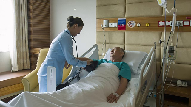 亚洲护士在医院检查老人血压的实时视频视频下载