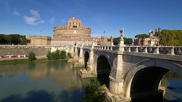 意大利罗马台伯河上的圣安杰洛城堡和圣安杰洛桥视频下载