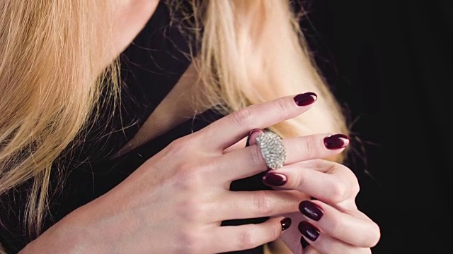 奢华的女孩和黄金首饰。与钻石戒指。视频素材